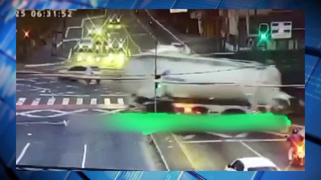 Trem colide com caminhão, moto e carros em Pinhais