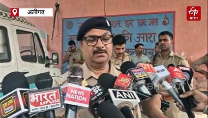 अलीगढ़ में खड़े ट्रक में घुसी पुलिस वैन; दरोगा समेत 4 पुलिसकर्मी और आरोपी की मौत