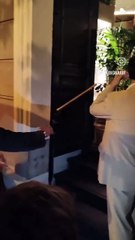 ¡El viral tropiezo de una reportera de Univisión frente a Thalía!