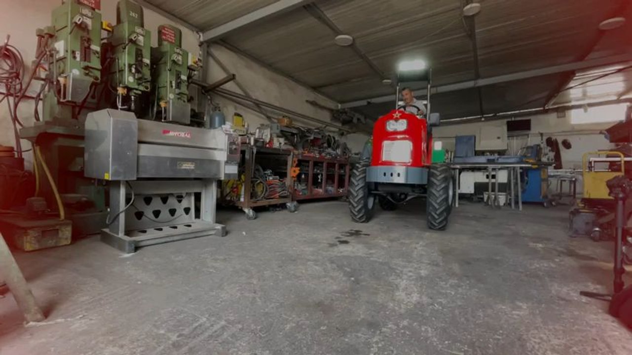 Un agriculteur est créatif dans la fabrication d'un mini tracteur agricole pour développer son activité agricole au Maroc