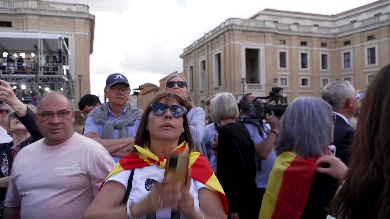 Rome : l'attente place Saint-Pierre d'une fumée blanche