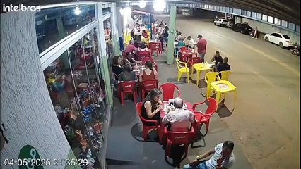 Video capta muerte de joven que cruzaba la calle mirando su celular