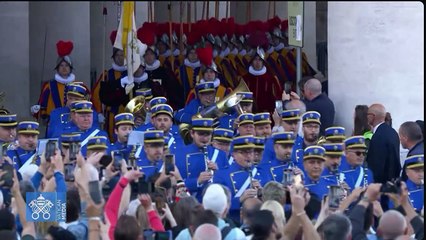 Las bandas que presentan su saludo al nuevo papa entran a la plaza de San Pedro