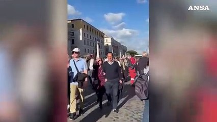 Fumata bianca, i fedeli corrono verso piazza San Pietro