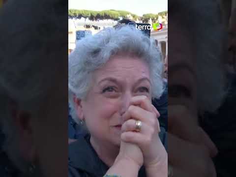 Veja a comemoração na Praça de São Pedro após fumaça branca indicar que papa foi eleito #shorts