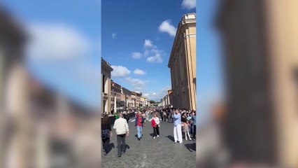 La Plaza de San Pedro se va llenando de fieles para esperar la fumata desde la Capilla Sixtina