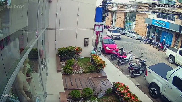 Veja o momento em que homem ateou fogo em agência bancária, em Arapiraca