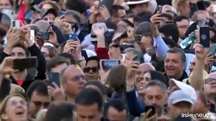 San Pietro in festa dopo la fumata bianca, eletto il nuovo Papa
