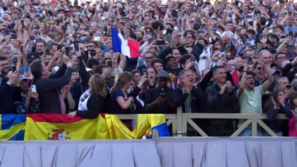HABEMUS PAPAM  La fumée blanche s'échappe de la cheminée annonçant un nouveau Pape