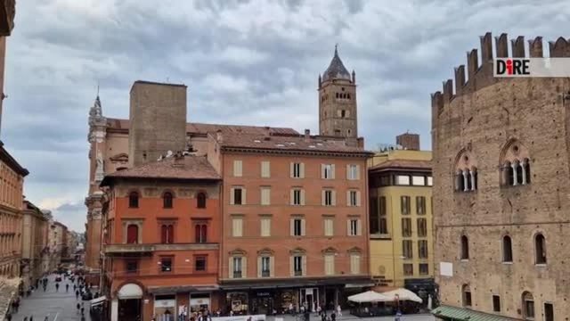 Bologna, le campane della cattedrale di San Pietro suonano a festa per l'elezione del nuovo Papa