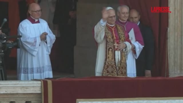 Papa Leone XIV, Prevost commosso tra gli applausi