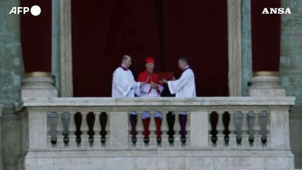Papa Robert Francis Prevost si affaccia dalla Loggia di San Pietro