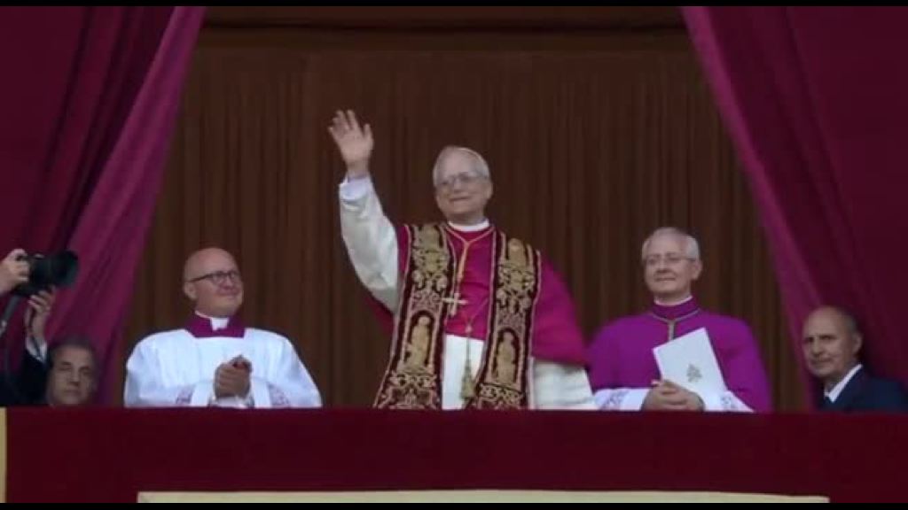 Video Papa Leone XIV si affaccia per la prima volta in San Pietro