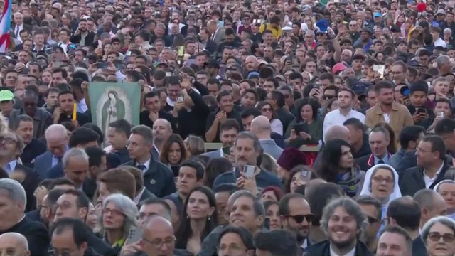 Il momento in cui Papa Leone XIV esce sul balcone come nuovo Papa della Chiesa