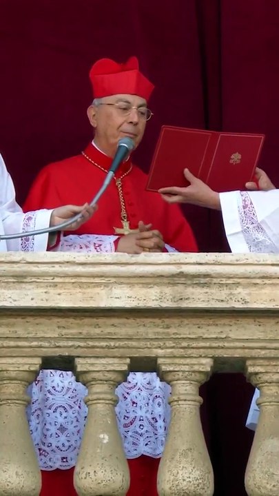 O momento em que o cardeal Dominique Mamberti anunciou: "Habemus Papam"