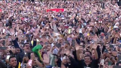 البابا الجديد ليو الرابع عشر يطل من شرفة كاتدرائية القديس بطرس