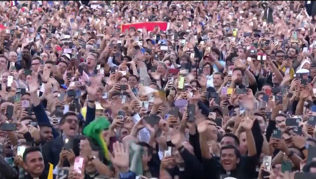 البابا الجديد ليو الرابع عشر يطل من شرفة كاتدرائية القديس بطرس