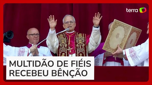 Papa Leão XIV concede primeira bênção aos fiéis após discurso no Vaticano