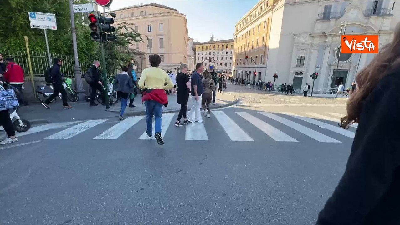 Fumata bianca, gente in strada corre verso San Pietro per l'elezione del nuovo Papa