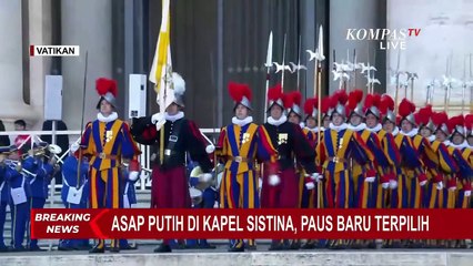 Iring-iringan Garda Swiss dan Marching Band usai Asap Putih Keluar dari Cerobong Kapel Sistina