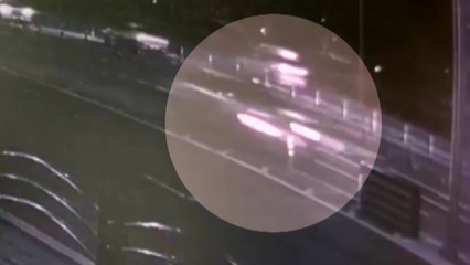 달리던 승용차가 중앙분리대 충돌...한때 교통 통제 / YTN