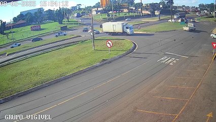 Vídeo: Caminhão atinge em cheio S10 no Trevo da Portal