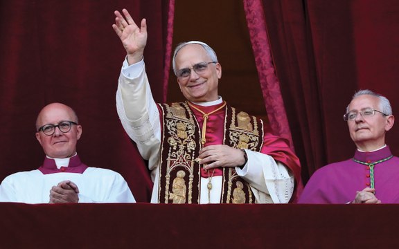 Chi è il nuovo Papa Leone XIV, primo pontefice yankee: Che la pace sia con voi
