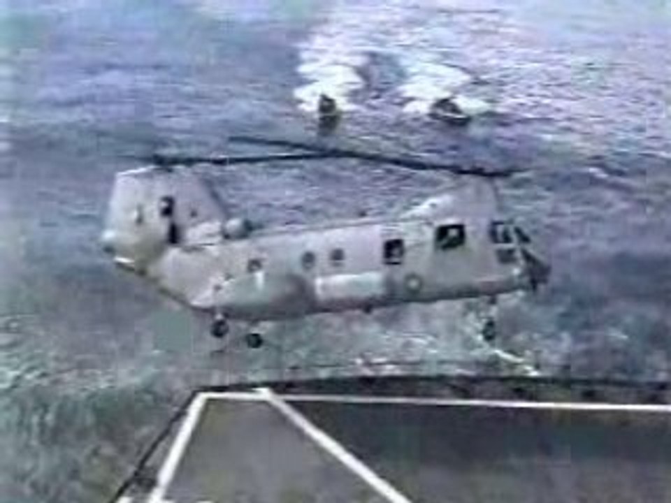 Helicoptero en porta aviones