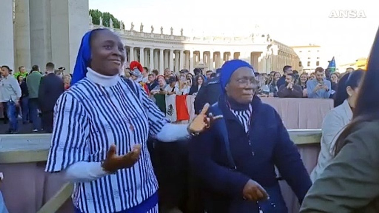 Gioia in Piazza San Pietro, le suore ballano dopo la fumata bianca