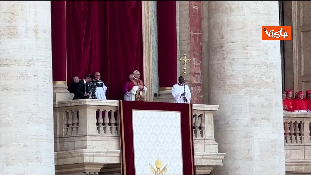 Papa Leone XIV come Wojtyla e Ratzinger, indossa mozzetta rossa, croce d'oro e la stola pontificia