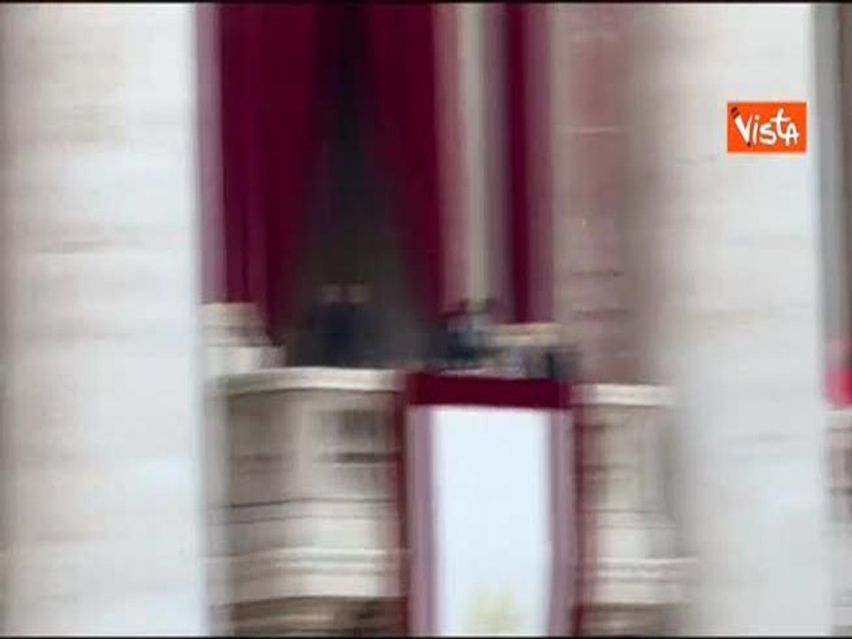 Elezione Papa, i Cardinali sui balconi della Basilica di San Pietro attendono il nuovo Pontefice