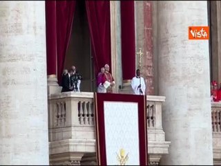 Papa Leone XIV come Wojtyla e Ratzinger, indossa mozzetta rossa, croce d'oro e la stola pontificia
