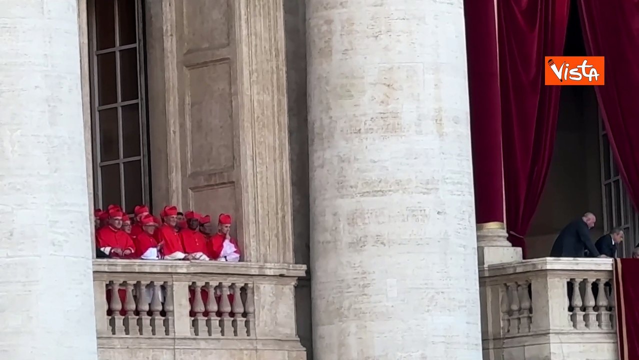 Elezione Papa, i Cardinali sui balconi della Basilica di San Pietro attendono il nuovo Pontefice