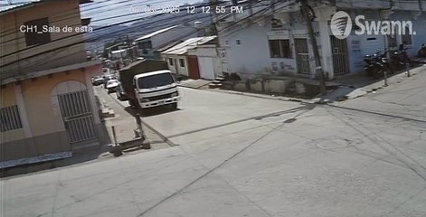 Motociclista sale 'volando' al impactar con carro en cruce vial de Danlí