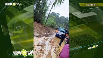 ¡Vuelto nada! Deslizamiento en San Antonio de Prado arrastra vehículo y bloque la vía