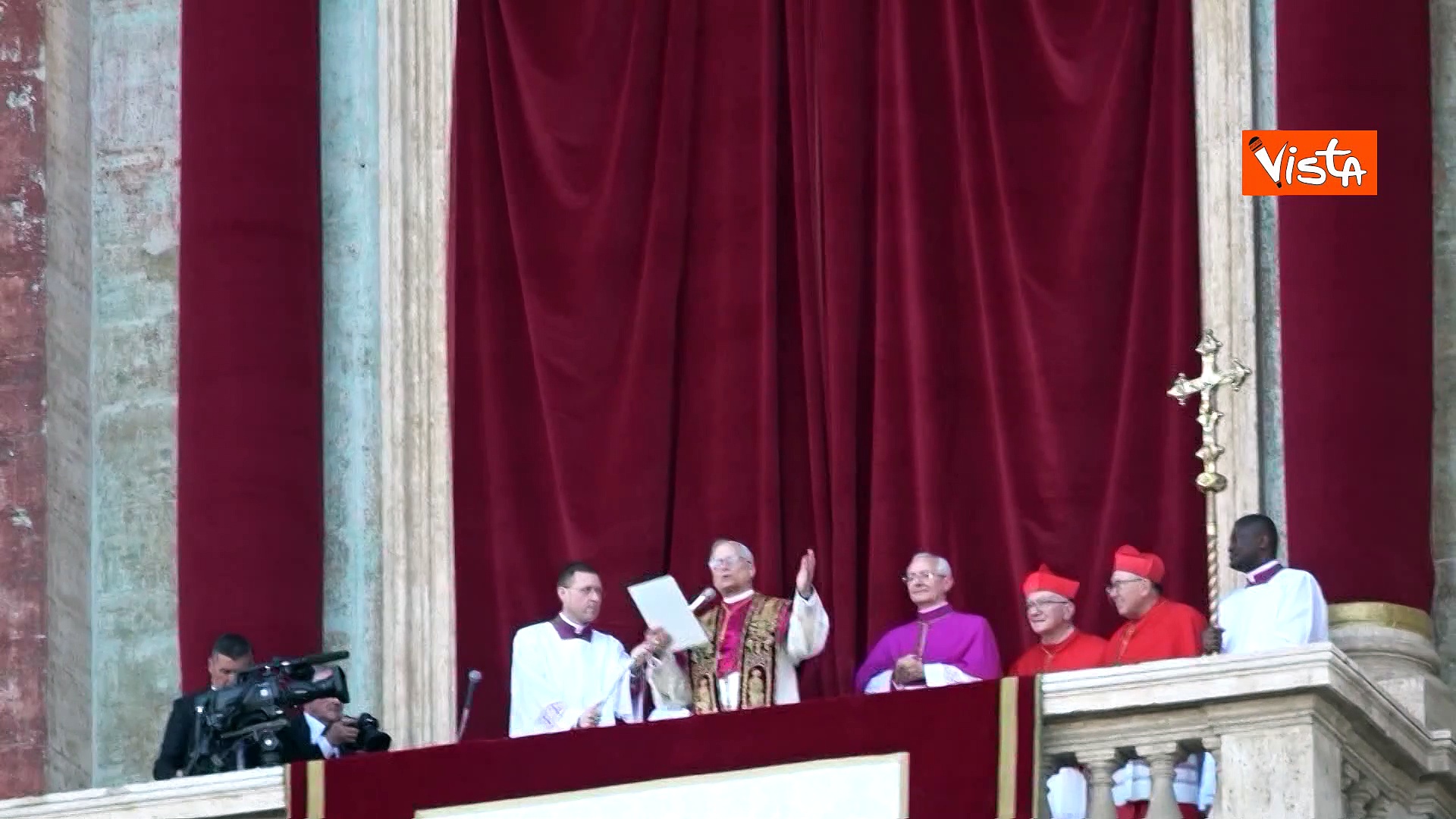 Video Elezione Papa leone XIV, sulla loggia di San Pietro accanto a Prevost anche Parolin e Puljic