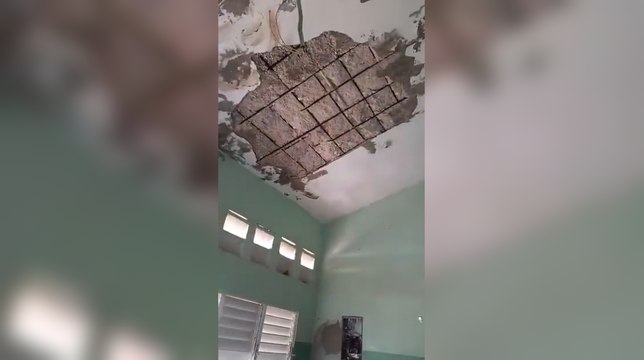 Se desploma parte del pañete en centro educativo Fidelina Matos en Barahona