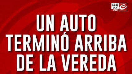 Violento choque termina con un auto arriba de la vereda