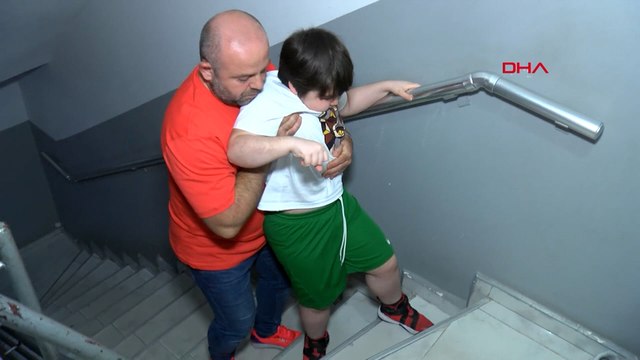 12 yaşındaki Aras yaşıtları gibi koşup oynamak ve okula gitmek istiyor