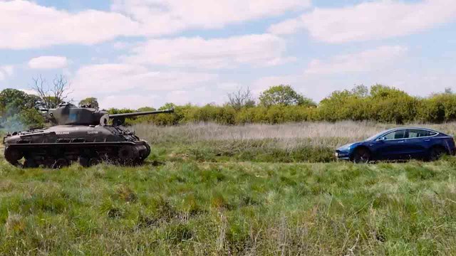 Veterano britannico di 98 anni schiaccia una Tesla con un carro armato della Seconda Guerra Mondiale in segno di protesta contro Elon Musk