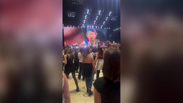Jovanotti al Forum fa sentire l'anteprima della sua nuova canzone, «Occhi a cuore»