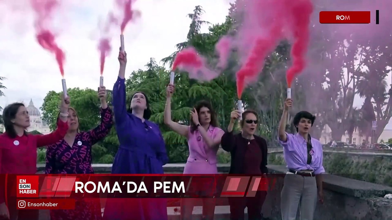 Roma'da kadınlardan pembe dumanlı Papalık seçim...