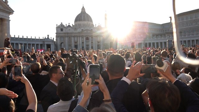 Prima la diffidenza, poi l'entusiasmo, piazza San Pietro dalla fumata bianca ai canti notturni per il nuovo papa