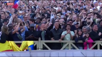 Liesse populaire place Saint-Pierre après l'élection du nouveau Pape, Louis XIV