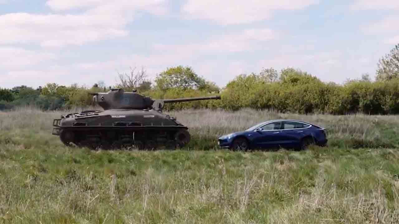 98-jähriger britischer Veteran nutzt Panzer aus dem Zweiten Weltkrieg, um Tesla aus Protest gegen Elon Musk zu zerquetschen