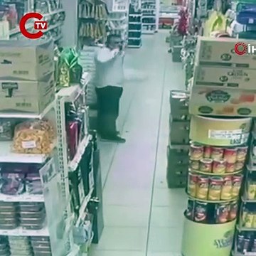 Başakşehir’de müşteri kılığında markete girdi, 4 koli kahve çaldı O anlar kamerada