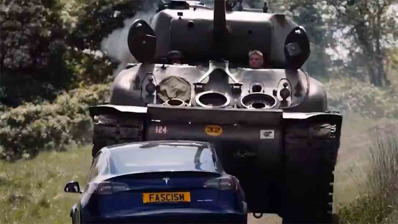 98歳のイギリス人退役軍人が第二次世界大戦の戦車でテスラを破壊　イーロン・マスクへの抗議として