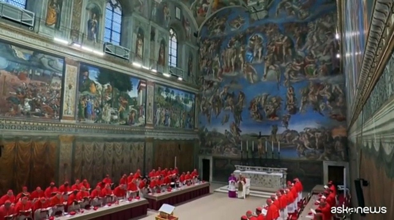 Papa Leone XIV esce dalla Cappella Sistina dopo la sua elezione