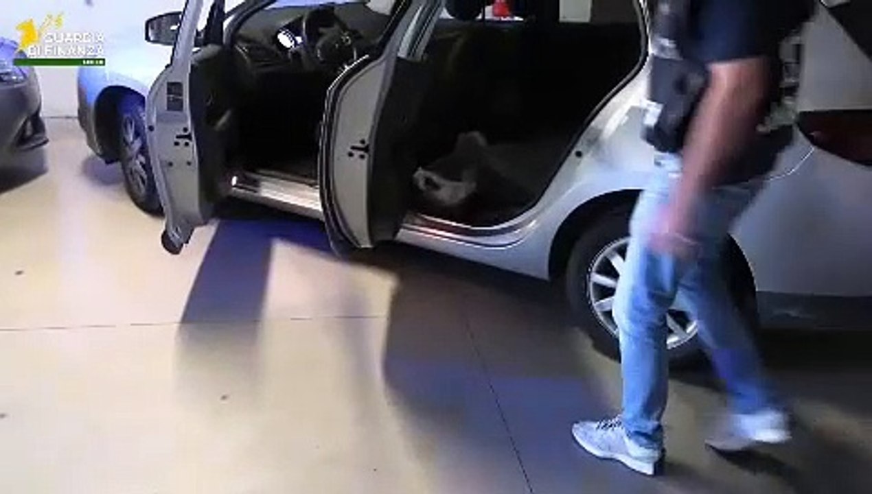 Droga, l'operazione della Guardia di Finanza di Lecco: arrestato commerciante d'auto, aveva 24 chili di cocaina