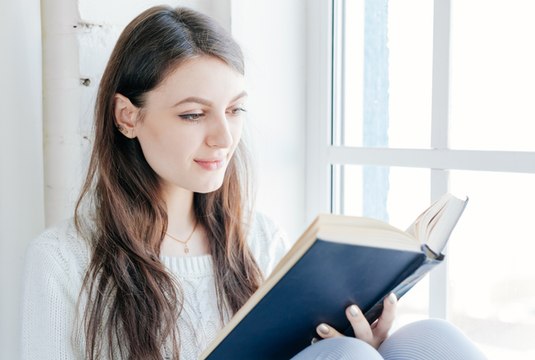 Cette autrice française populaire, qui a vendu 5 millions de romans dans le monde, vient d'être sacrée Chevalière de l'Ordre des arts et des lettres